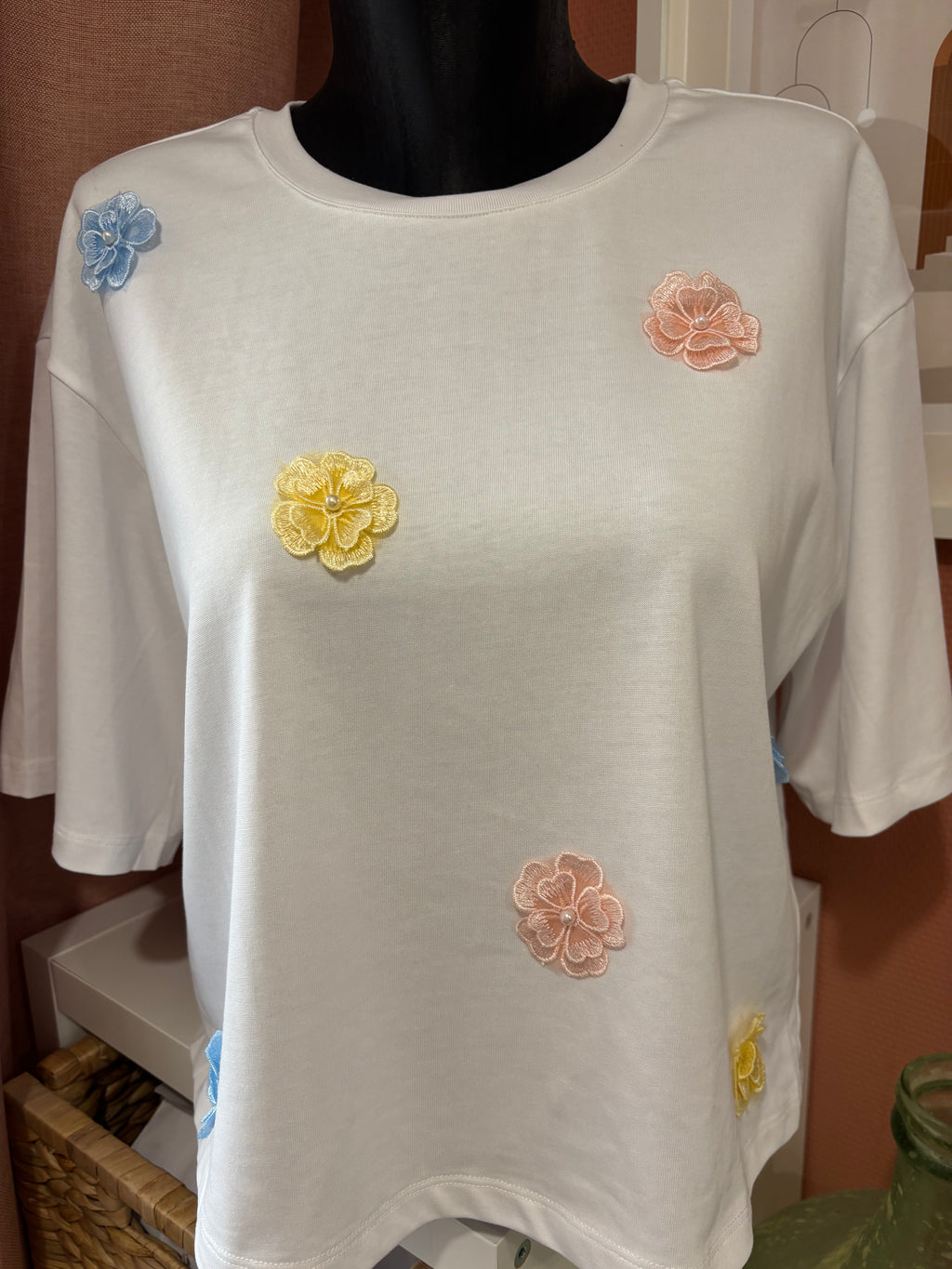 T-Shirt Blanc Fleurs 3D Brodées - Douceur printanière