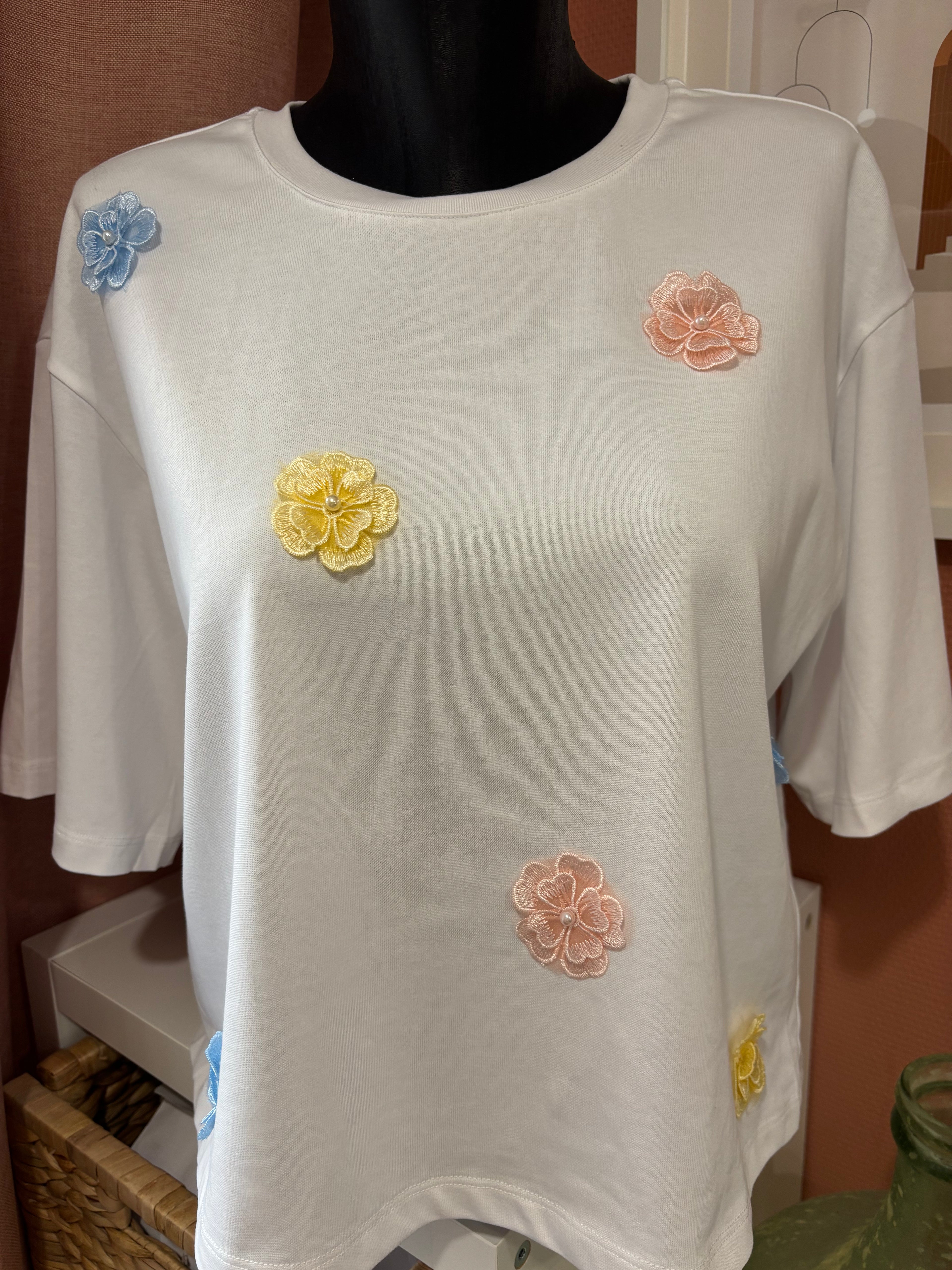 T-Shirt Blanc Fleurs 3D Brodées - Douceur printanière