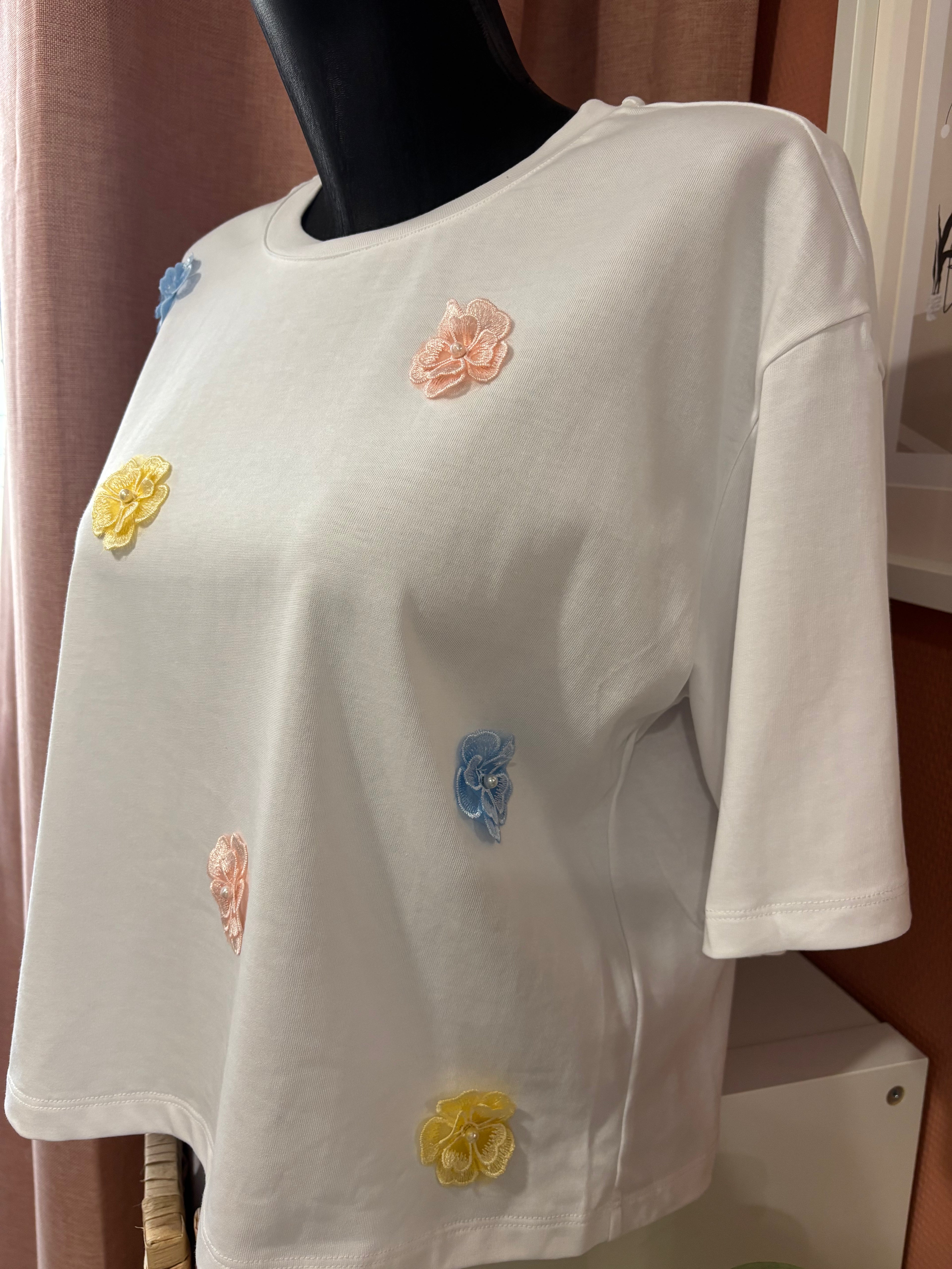 T-Shirt Blanc Fleurs 3D Brodées - Douceur printanière
