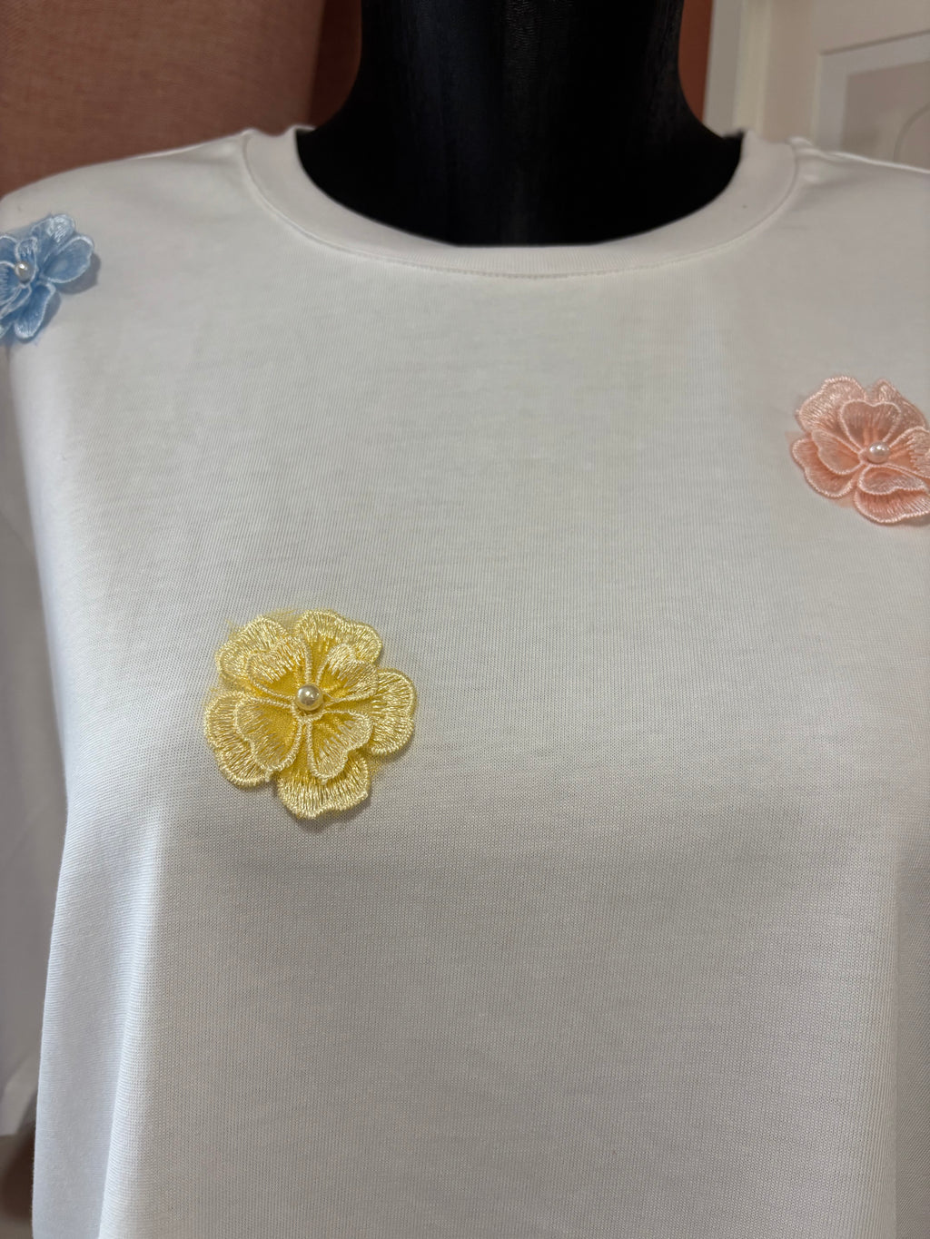 T-Shirt Blanc Fleurs 3D Brodées - Douceur printanière