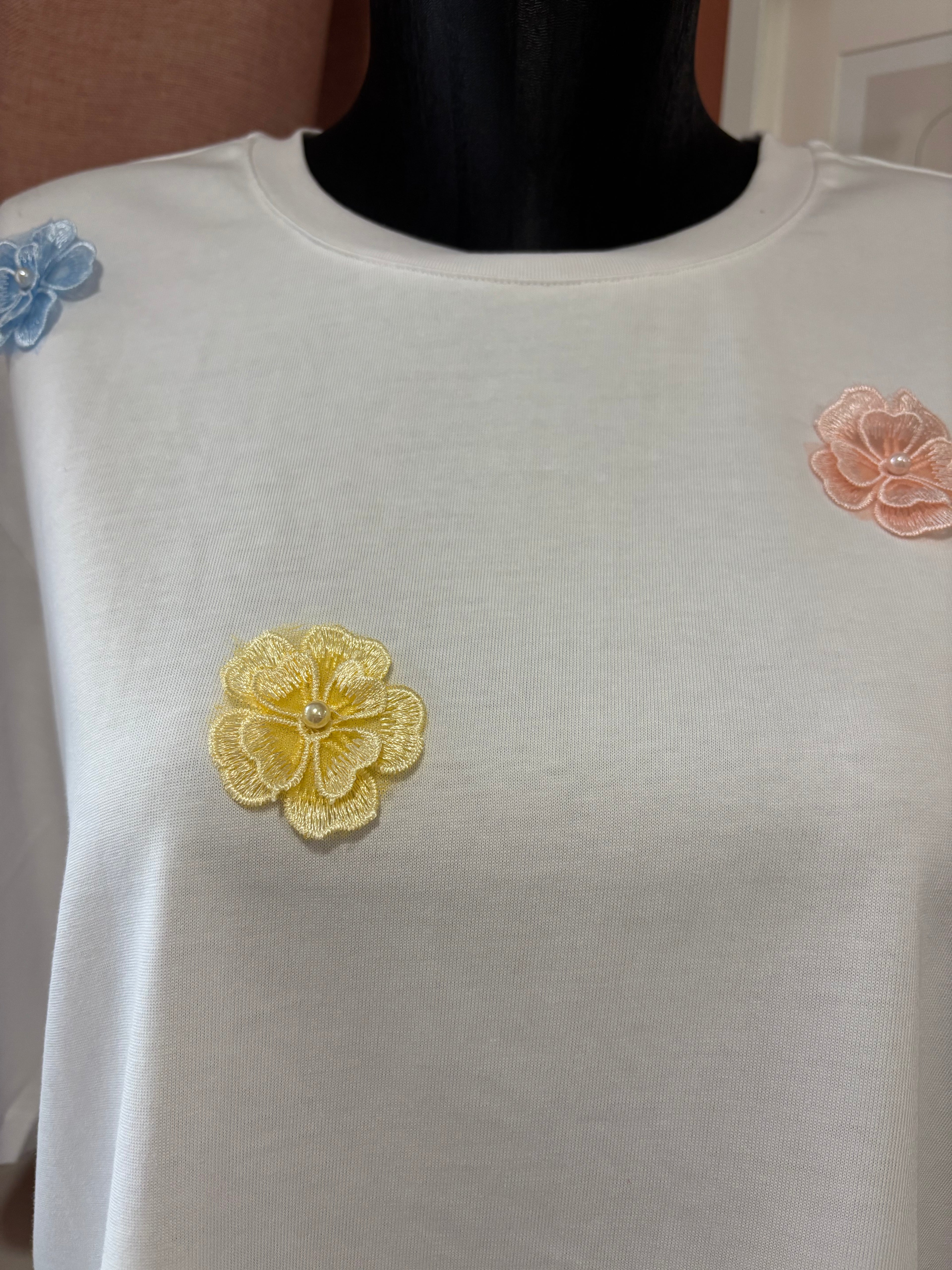 T-Shirt Blanc Fleurs 3D Brodées - Douceur printanière